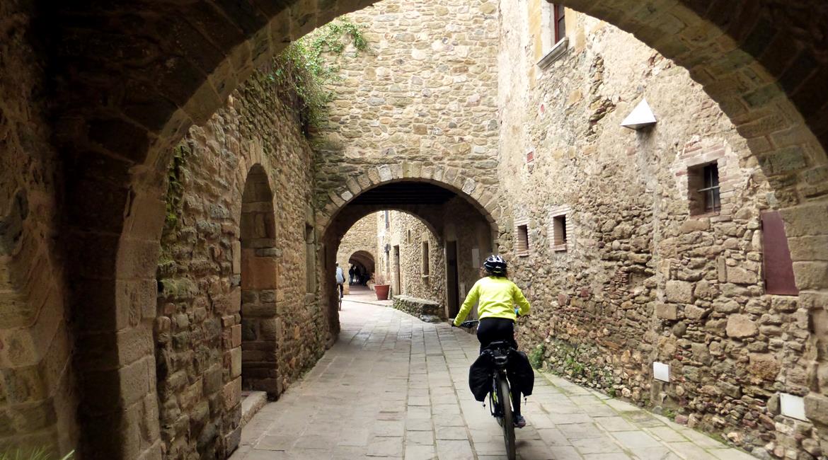 en bici por los pueblos medievales del Empordà. Monells | BIKING THROUGH SPAIN
