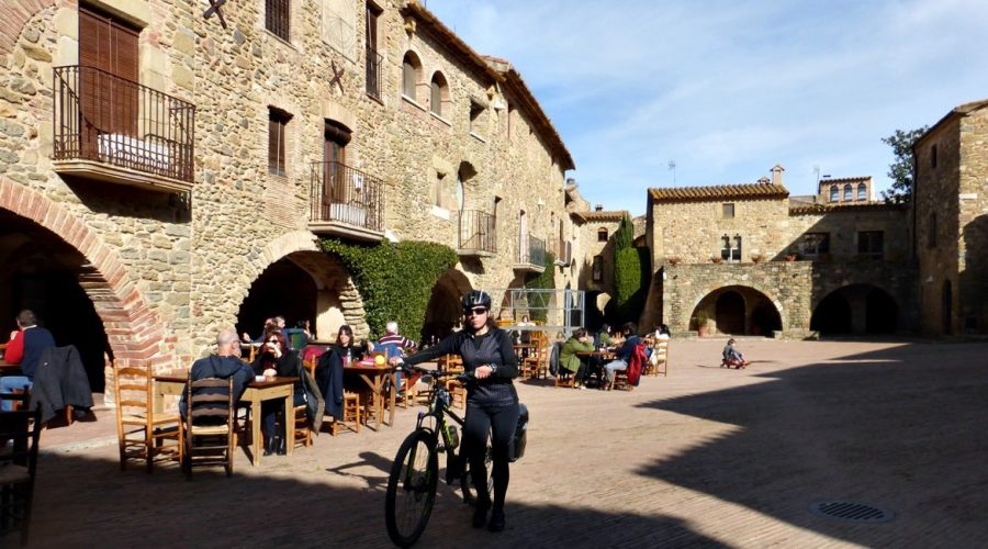 en bici por los pueblos medievales del Empordà. Monells 2 | BIKING THROUGH SPAIN