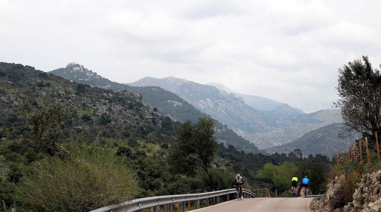 Serra de Tramuntana en bicicleta. Orient 3. BICIS EN RUTA. 1170x650