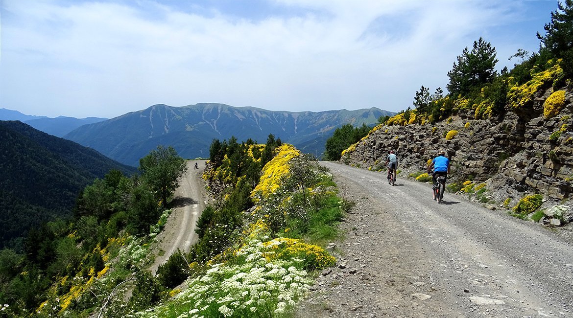 Ordesa-en-bici-hacia-Torla-Bicis-en-Ruta-1170x650